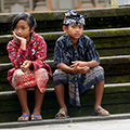 indonésie: Místní mládež v slavnostním :)