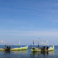 indonésie: Rybářské lodě s extra motory čekají, až přijde jejich čas.