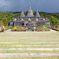 indonésie: Nevelký, ale v krásném prostředí zasazený zajímavý chrám. Potěšil.