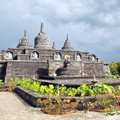 indonésie: Den patnáctý: Buddhistický chrám na jinak hinduistickém Bali, přístav a vodopády.

