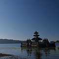 indonésie: Je časně ráno, nikde ani človíčka. Jedinečná - a jediná - šance chrám v klidu nafotit.