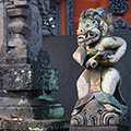 indonésie: Dekorace na chrámu kdesi cestou...