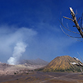 indonésie: Dýmající Bromo zítra navštívíme. Vpravdě jsme si původně mysleli, že Bromo je ten druhý vulkán, který je barevnější a na pohled zajímavější... 
