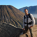 indonésie: O kousek dál již zábradlí nebylo, jen dočiroka ošlapaný okraj kráteru.
