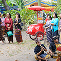 indonésie: Příprava kremace: orchestr se připravuje, přibuzenstvo sleduje.
