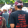 indonésie: No, já bych si na pohřeb takovéhle triko asi nevzal.
