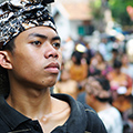 indonésie: Den dvacátýčtvrtý: Kremace v Mataramu (Lombok), nákupy ovoce a hromada dětí.
