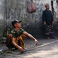 indonésie: Plamenomet zajistí dostatečný žár, během chvíle je po všem.
