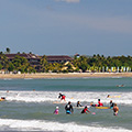 indonésie: Odpolední klidné moře plné začínajících surfařů.
