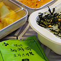 indonésie: Jídlo na palubě letadel Korean Air bylo dobré - pokud pominu omyl v podobě *porridge*, tedy rýžové kaše se zeleným čajem.