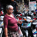 indonésie: Motorbike is on Bali, as well as in whole Asia, most common mean of transport. Cheap on purchase and operation, easy to drive even on damaged roads, can pass through heavy traffic (and cause traffic jam :). Here is parking space in front od Ubud market.
