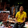indonésie: Prodej je jedním z možných způsobů obživy v nezaměstnaností trpící Indonésii. Na jednom trhu levně nakoupit a draze prodat turistům na jiném. Prodávají se především látky (sarongy, košile, šaty), výrobky ze dřeva, obrazy a ovoce.