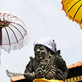 indonésie: Umbrellas of different colors represent different manifestations of gods, one of Trinity: Brahma, Visnu, Siva.

