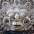 indonésie: Kamené dekorace zahrnují výjevy z mytologie a reprezentují jednotlivé božské manifestace (ono je to s těmi božstvy v hinduismu trochu složitější). Každopádně vypadají skvěle.