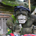 indonésie: Hinduistické pozadí Bali je snadno rozpoznatelé díky množství specifických soch. Většinou jde sic o levné betonové odlitky, ale s trochou mechu vypadají skvěle.